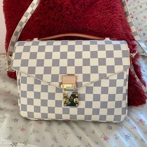 Trendy and chic checkered crossbody with lock